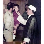 حسن اقارب‌پرست در کنار مرحوم هاشمی رفسنجانی | منبع: همشهری آنلاین