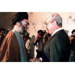 خاویر پرز دکوئیار در دیدار با حضرت آیت‌الله خامنه‌ای(رئیس‌جمهور وقت ایران)-سال ۱۳۶۶ | منبع: همشهری آنلاین