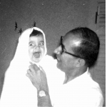 مصطفی چمران در کنار فرزندش | منبع: فارس نیوز