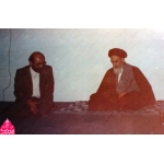 مصطفی چمران در کنار امام خمینی(ره) | منبع: مرکز اسناد انقلاب اسلامی