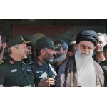احمد کاظمی در کنار حضرت آیت‌الله خامنه‌ای و رحیم صفوی | منبع: فارس نیوز