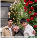 احمد کاظمی در کنار فرزندانش | منبع: همشهری آنلاین