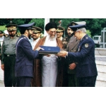 منصور ستاری در کنار حضرت آیت‌الله خامنه‌ای و محسن رضایی | منبع: باشگاه خبرنگاران جوان