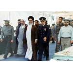 منصور ستاری در کنار حضرت آیت‌الله خامنه‌ای و محسن رضایی | منبع: خبرگزاری مهر