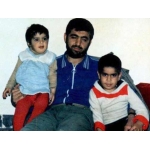 اسماعیل دقایقی در کنار فرزندانش | منبع: همشهری آنلاین