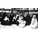 سیدمحمد بهشتی- در کنار خانواده | منبع: مرکز بررسی اسناد تاریخی