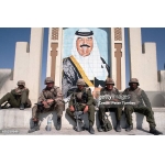 سربازان آمریکاییِ حاضر در جنگ خلیج فارس، در مرز عراق و کویت زیر تابلوی تصویری از صدام