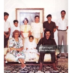 صدام به همراه همسر اولش و دخترش هاله - نشسته‌اند. افراد ایستاده از چپ: قصی (پسر)، لؤی (پسرعموی دور)، رنا و رغد (دختران)، حسین کامل (داماد) و عدی (پسر)