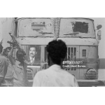 سربازان عراقی به همراه تصویری از صدام بر روی یک کامیون نظامی، در حال بازگشت از اهواز در مسیر بصره ـ ۲۵ سپتامبر ۱۹۸۰