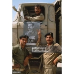 سربازان عراقی به همراه تصویری از صدام بر روی یک کامیون نظامی، در حال بازگشت از جبهه اهواز در مسیر بصره.