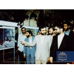 کمال خرازی رئیس ستاد تبلیغات جنگ و میرحسین موسوی نخست وزیر در حال بازدید از نمایشگاه عکس «جنگ» در محوطه تاتر شهر